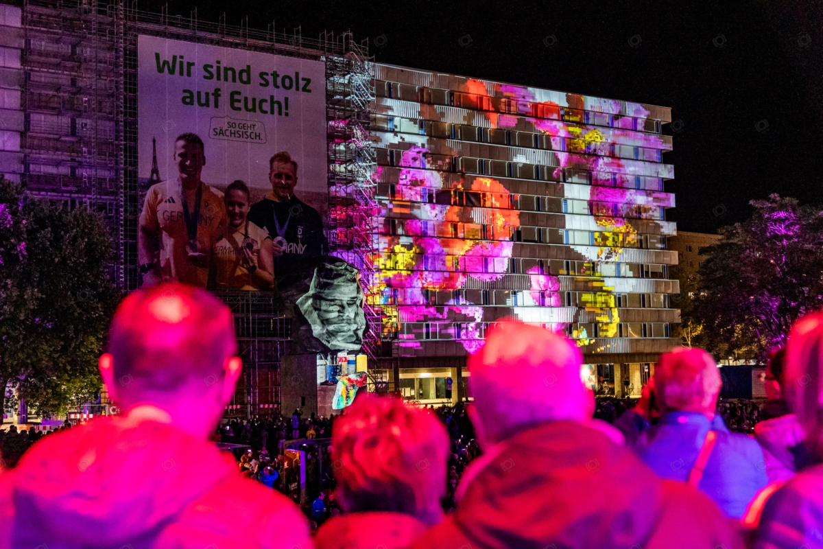 Karl-Marx-Monument / Parteifalte vorn